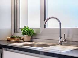 Sanders Cruise - Brand New 1-bdr Apt With Balcony