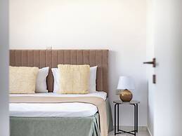 Sanders Cruise - Spacious 2-bdr Apt With Balcony