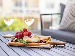 Sanders Cruise - Spacious 2-bdr Apt With Balcony