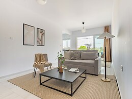 Sanders Cruise - Spacious 2-bdr Apt With Balcony