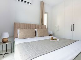 Sanders Cruise - Spacious 2-bdr Apt With Balcony