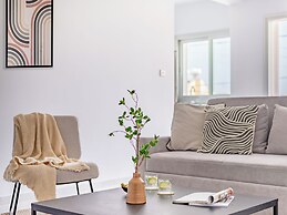 Sanders Cruise - Spacious 2-bdr Apt With Balcony