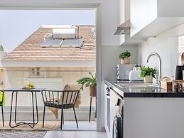 Sanders Cruise - Elegant Studio Apt With Balcony