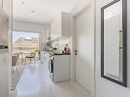 Sanders Cruise - Elegant Studio Apt With Balcony