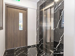 Sanders Cruise - Elegant Studio Apt With Balcony