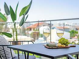 Sanders Cruise - Elegant Studio Apt With Balcony