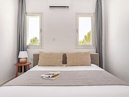 Sanders Cruise - Elegant Studio Apt With Balcony