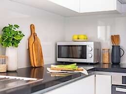 Sanders Cruise - Lovely 1-bdr Apt With Balcony