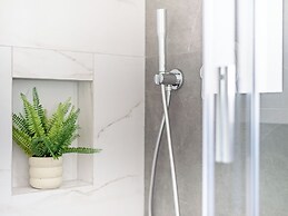 Sanders Cruise - Modern 2-bdr Apt With Balcony