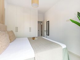 Sanders Cruise - Modern 2-bdr Apt With Balcony