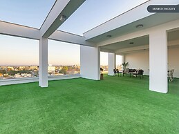 Sanders Cruise - Modern 2-bdr Apt With Balcony