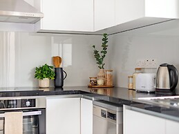 Sanders Cruise - Modern 2-bdr Apt With Balcony