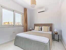 Sanders Cruise - Modern 2-bdr Apt With Balcony