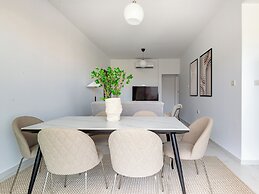 Sanders Cruise - Modern 2-bdr Apt With Balcony