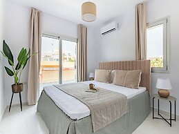 Sanders Cruise - Modern 2-bdr Apt With Balcony