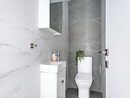 Sanders Cruise - Modern 2-bdr Apt With Balcony