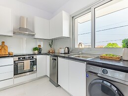 Sanders Cruise - Modern 2-bdr Apt With Balcony