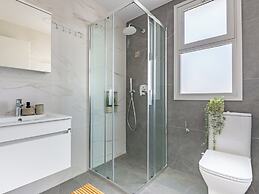 Sanders Cruise - Modern 2-bdr Apt With Balcony