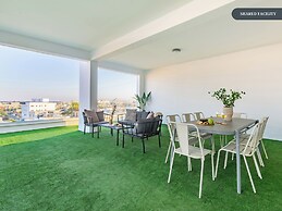 Sanders Cruise - Spacious Studio Apt With Balcony