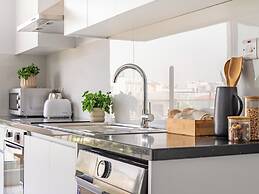 Sanders Cruise - Spacious Studio Apt With Balcony