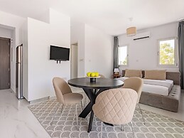 Sanders Cruise - Spacious Studio Apt With Balcony