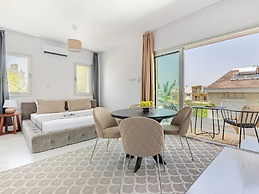 Sanders Cruise - Spacious Studio Apt With Balcony