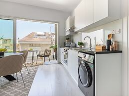 Sanders Cruise - Spacious Studio Apt With Balcony