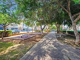 Sanders Cruise - Spacious Studio Apt With Balcony