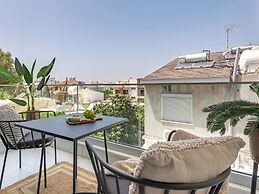 Sanders Cruise - Spacious Studio Apt With Balcony