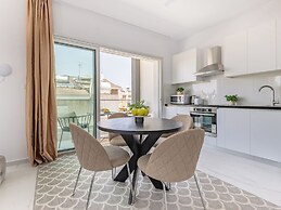 Sanders Cruise - Spacious Studio Apt With Balcony