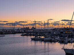 Sanders Cruise - Spacious Studio Apt With Balcony