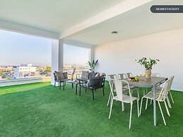 Sanders Cruise - Bright 2-bdr Apt With 2 Balconies