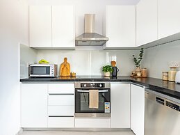 Sanders Cruise - Bright 2-bdr Apt With 2 Balconies