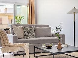 Sanders Cruise - Bright 2-bdr Apt With 2 Balconies