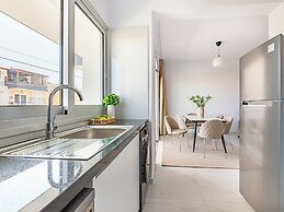 Sanders Cruise - Bright 2-bdr Apt With 2 Balconies