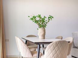 Sanders Cruise - Bright 2-bdr Apt With 2 Balconies