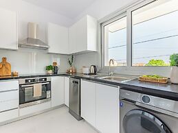 Sanders Cruise - Bright 2-bdr Apt With 2 Balconies