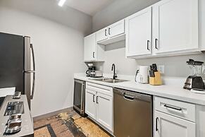 Spacious 2BR Downtown Retreat