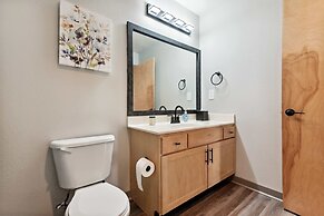 Spacious 2BR Downtown Retreat