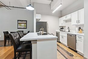 Spacious 2BR Downtown Retreat