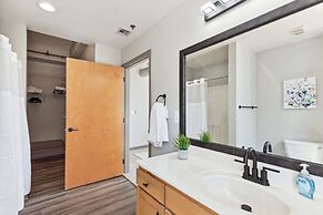 Spacious 2BR Downtown Retreat