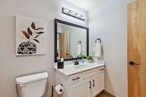 Spacious 2BR Downtown Retreat