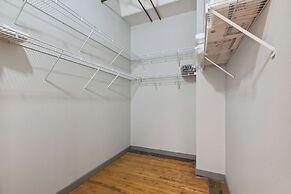 Spacious 2BR Downtown Retreat