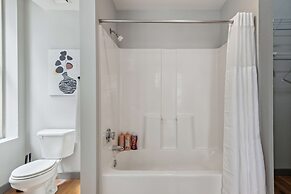 Spacious 2BR Downtown Retreat