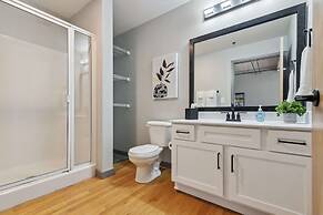 Spacious 2BR Downtown Retreat