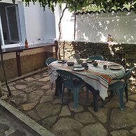 House Sleeps 6-garden-freeparking-bbq-patio-petsok