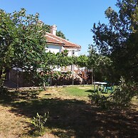 House Sleeps 6-garden-freeparking-bbq-patio-petsok