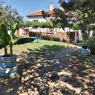 House Sleeps 6-garden-freeparking-bbq-patio-petsok