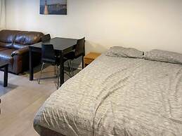 Room in Apartment - Normanton - Family Room With Balcony