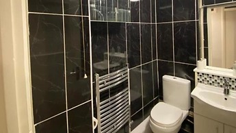 Room in Apartment - Normanton - Family Room With Balcony